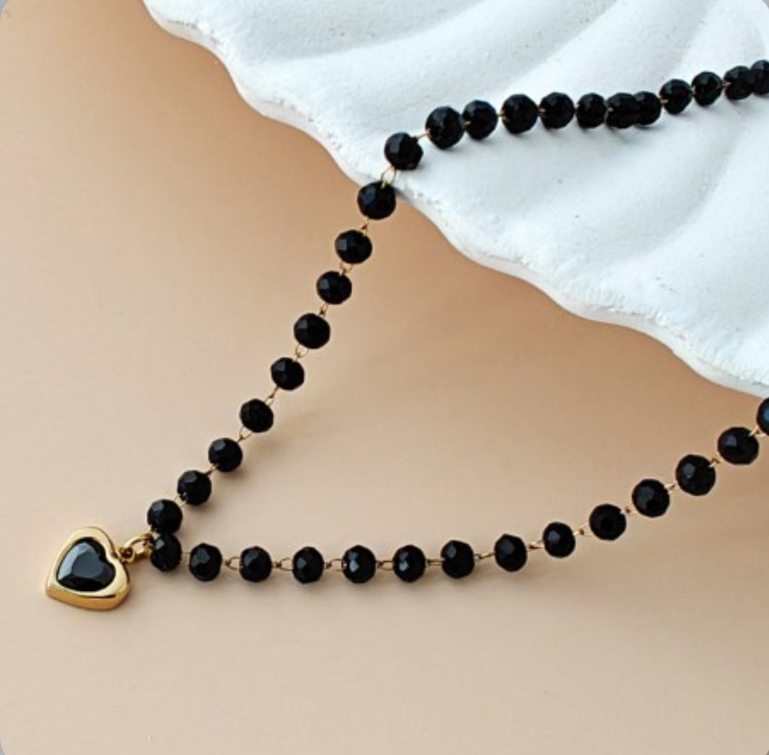 Naszyjnik złoty z czarnymi koralikami i sercem