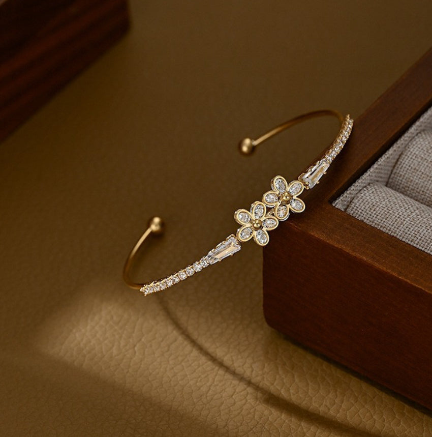Bransoletka złota bangle z kwiatkiem z cyrkoniami