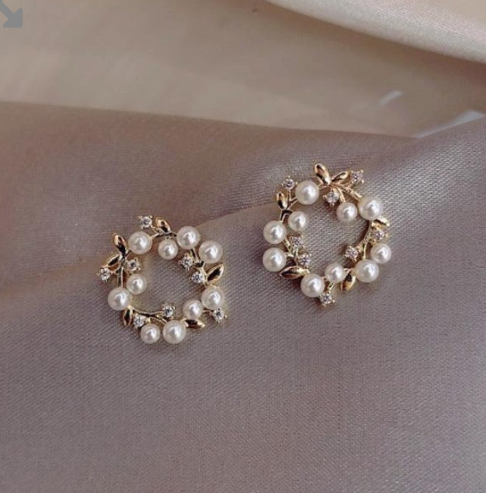 Kolczyki złote wianki z perłami i kwiatami